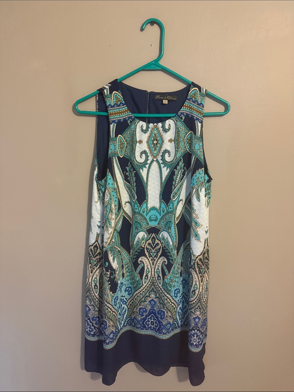 Rose & Olive sleeveless sheath dress. Blue and white paisley print. Size 6